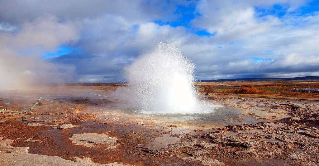 Quelles étaient les sources des molécules organiques ? Ici, geyser en éruption. © Thomas Ormston, CC by-nc 2.0