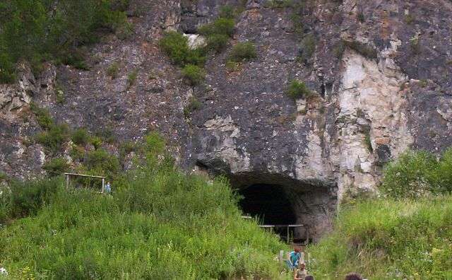 La grotte de Denisova, en Sibérie, a accueilli des Hommes de Denisova, mais aussi des Hommes de Néandertal et des Hommes modernes (Homo sapiens). © Nerika/Wikimedia Commons