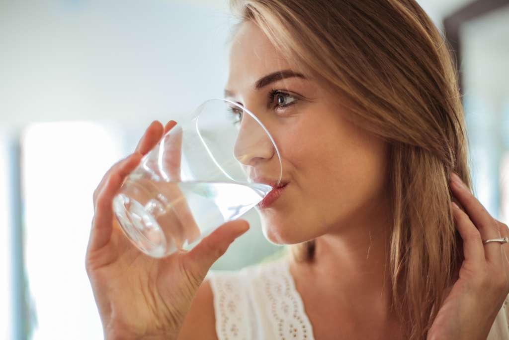 Boire suffisamment d'eau, une bonne habitude pour diminuer le risque d'infection urinaire. © Olly, Adobe Stock