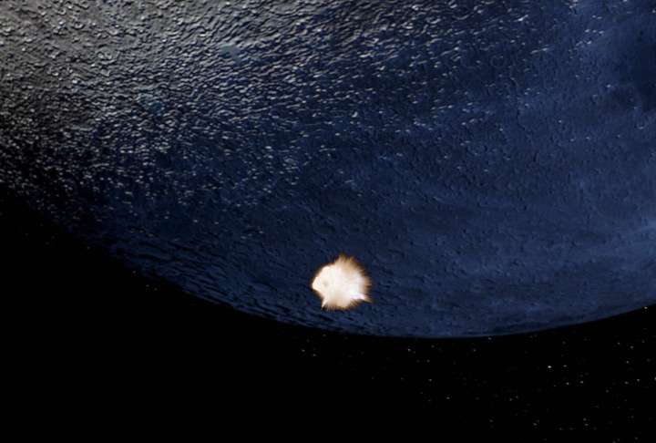 L'impacteur explose à la surface de la Lune L'impacteur explose à la surface de la Lune