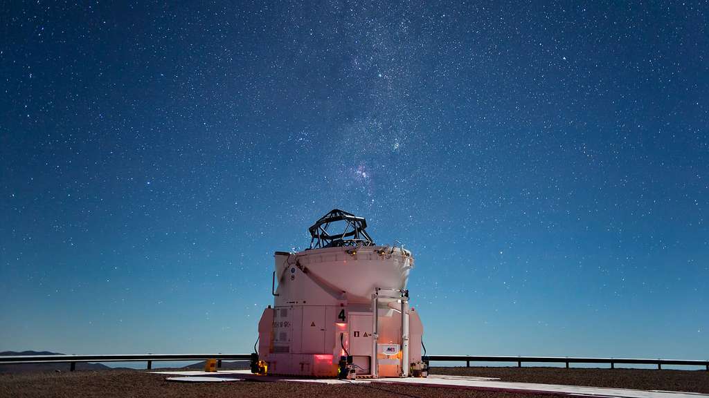 Le ciel du Paranal au-dessus de l’un des télescopes auxiliaires du VLT Le ciel du Paranal au-dessus de l’un des télescopes auxiliaires du VLT