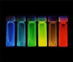 Des boîtes quantiques en solution, émettant de la lumière dans une fine bande de longueurs d'onde, d'où des couleurs très pures. Ces nanoparticules deviennent émettrices de photons lorsqu'elles sont excitées, par un courant électrique ou par de la lumière. Cette curiosité de laboratoire pourrait devenir une nouvelle technologie d'affichage. © QD Vision