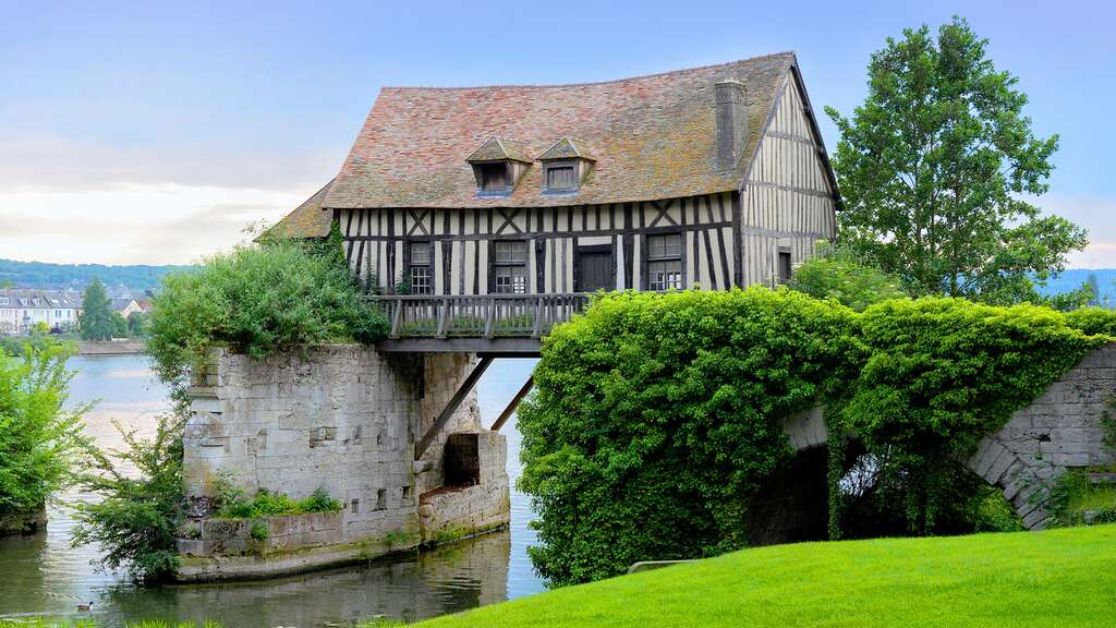 Une maison qui enjambe la Seine Une maison qui enjambe la Seine