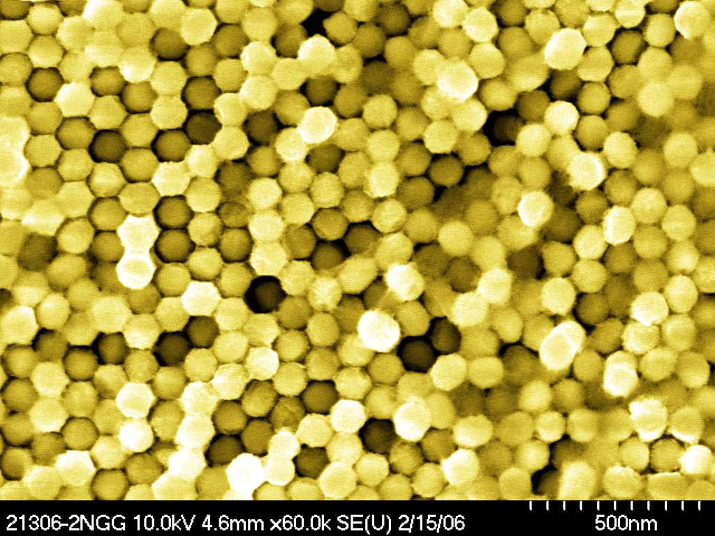 Un agencement hexagonal de nanofils d'or Un agencement hexagonal de nanofils d'or