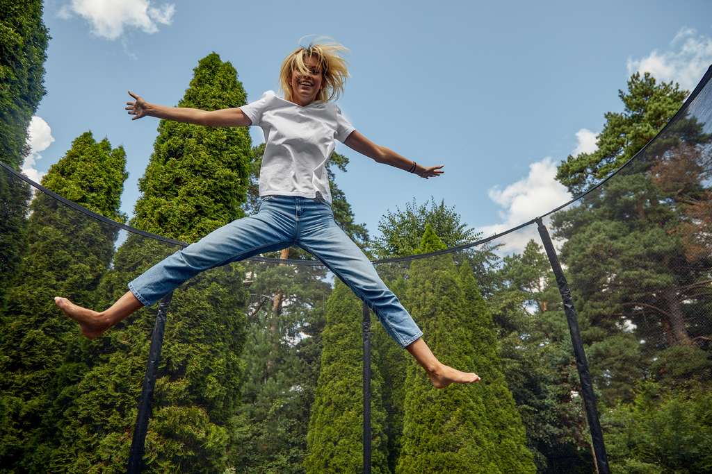 L'installation d'un trampoline requiert quelques règles de sécurité avant de se lancer dans la réalisation de figures acrobatiques. © Georgiy, Adobe Stock