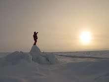 Le soleil, qui tourne autour du campement sans jamais se coucher, est de plus en plus haut sur l'horizon... © Pôle Nord 2012