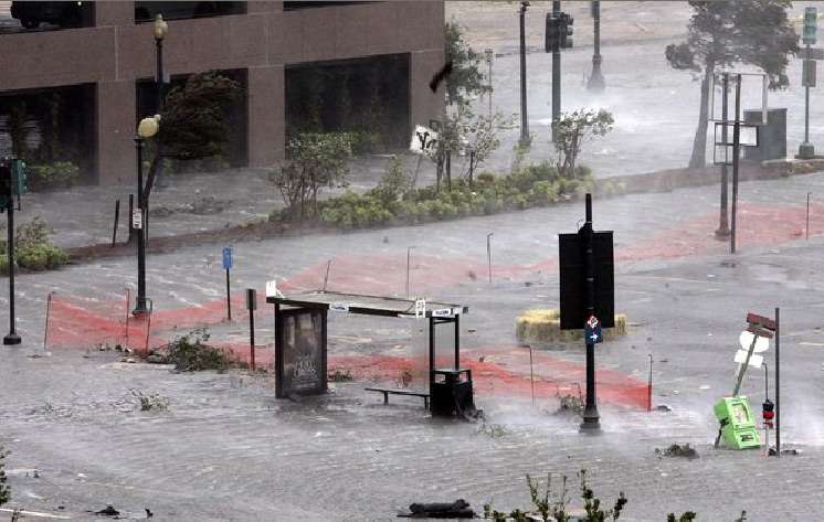 Abri de bus inondé à la Nouvelle-Orléans Abri de bus inondé à la Nouvelle-Orléans