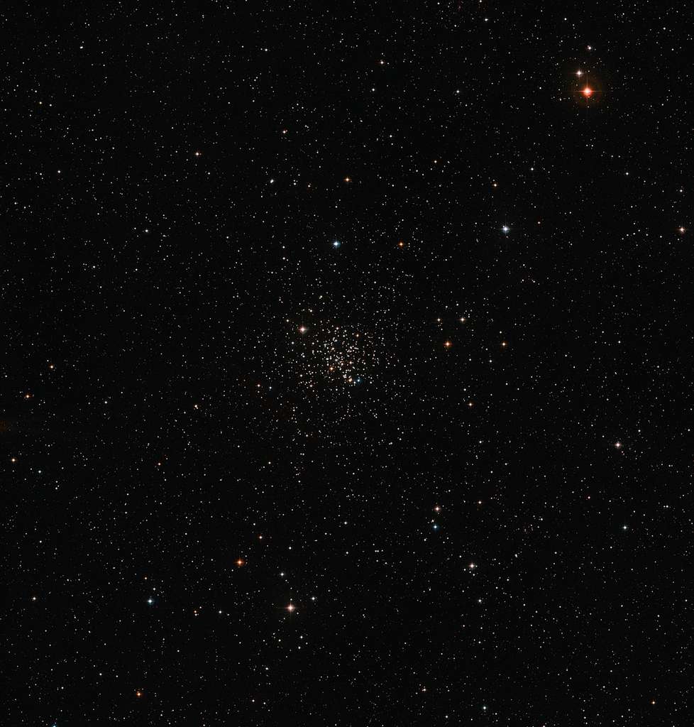 Environ 500 étoiles peuplent Messier 67, distant de 2.500 années-lumière de nous en direction de la constellation du Cancer. Parmi ses nombreux soleils âgés de trois à cinq milliards d'années, trois ont trahi la présence d'exoplanètes. © Eso, Digitized Sky Survey 2, Davide De Martin