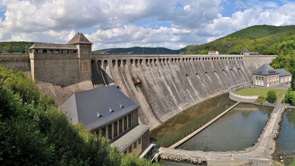 Le barrage de l’Edersee au cœur d'un parc naturel allemand Le barrage de l’Edersee au cœur d'un parc naturel allemand