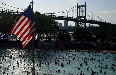Un drapeau américain surplombe la piscine Astoria, dans le quartier du Queens à New York, le 20 juillet 2019. © Johannes Eisele, AFP