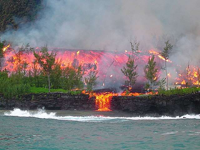 Coulée de lave lors de l’éruption de 2005. © Samuel A. Hoarau, Wikimedia Commons, CC by-sa 3.0