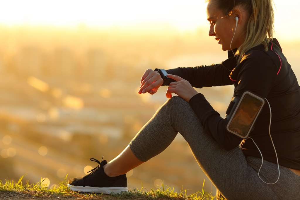 Connect the smartwatch to your phone.  © PheelingsMedia, Adobe Stock