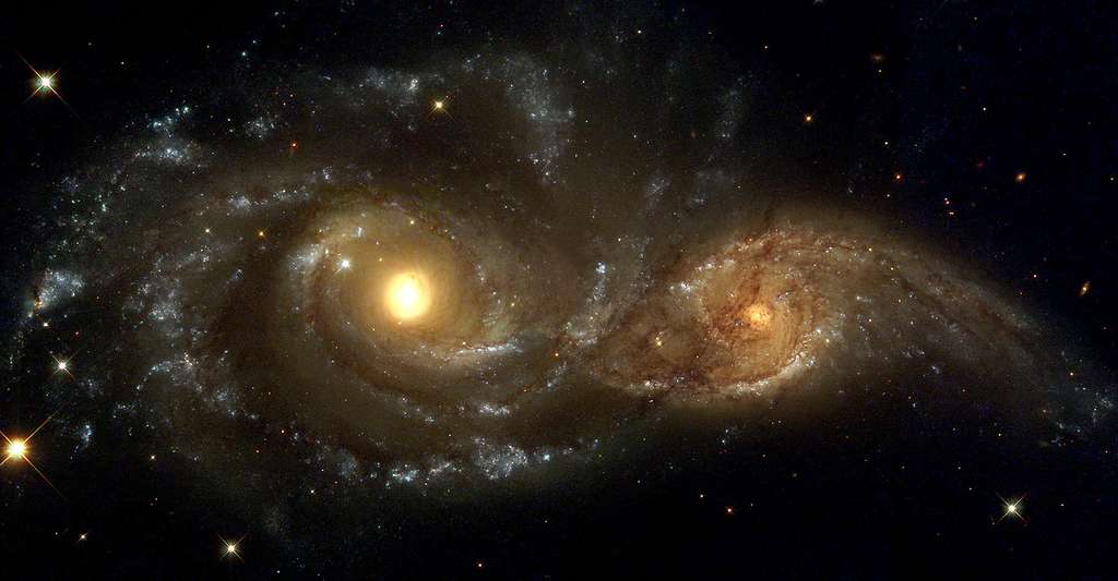Image obtenue par le télescope spatial Hubble (ESA, Nasa) et montrant NGC 2207 et IC 2163 se frôlant. © Nasa/ESA and The Hubble Heritage Team (STScI), Wikimedia commons, DP
