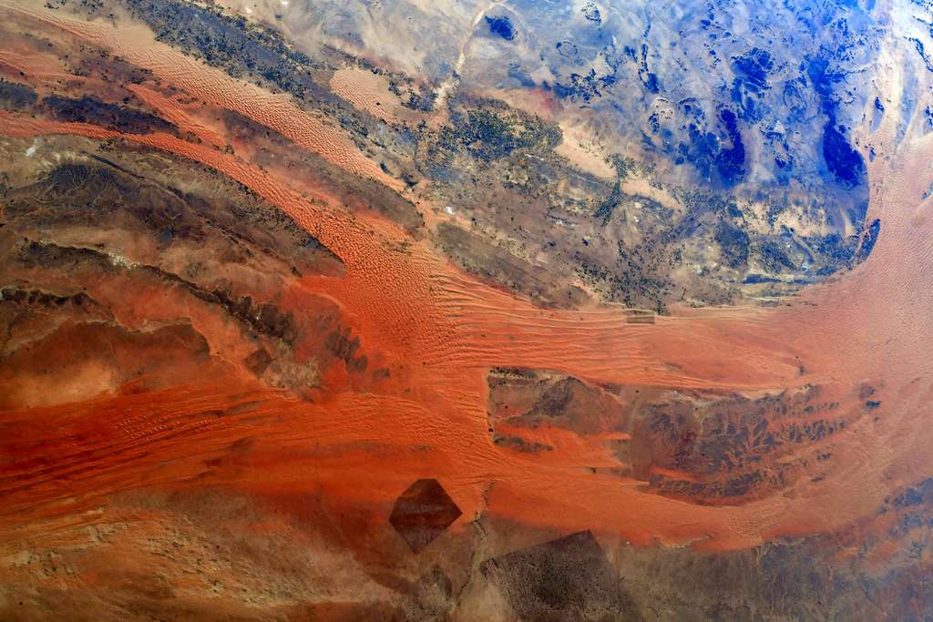 Les régions désertiques ont souvent d'impressionnantes couleurs. Ici, Maurer a photographié une partie de la péninsule arabique dont certaines zones sont rougeoyantes. © ESA, Nasa, Matthias Maurer