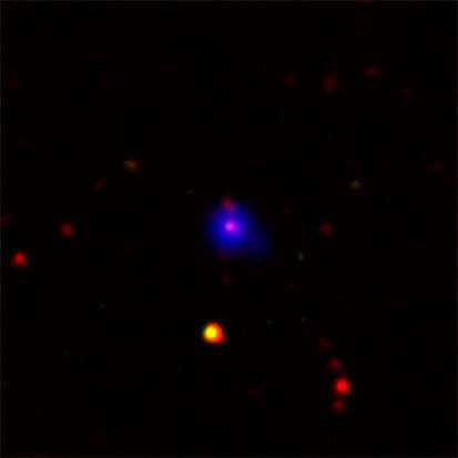 L'image montre un AGN obscurci. En bleu les rayons X, en vert le visible, en rouge l'infra-rouge (Crédit : NASA).