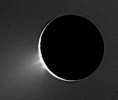 Cassini surprenant le panache de vapeur d'eau et de cristaux de glace au-dessus d'Encelade en 2005. © Nasa