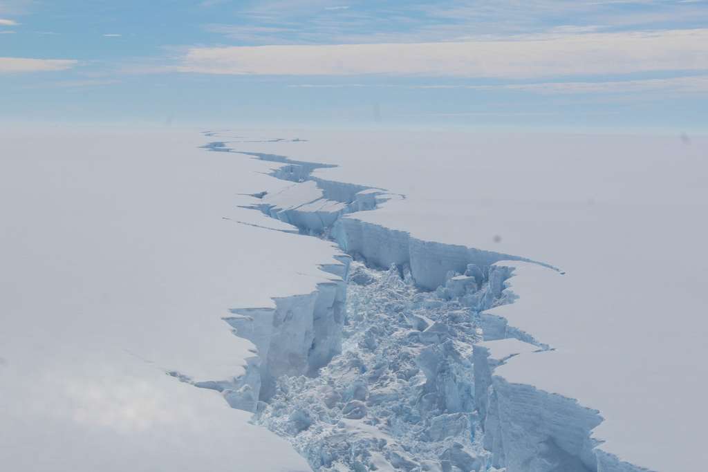 La crevasse dans la plateforme de glace Larsen C, peu avant le vêlage d'un iceberg géant. © Rosey Grant, British Antarctic Survey