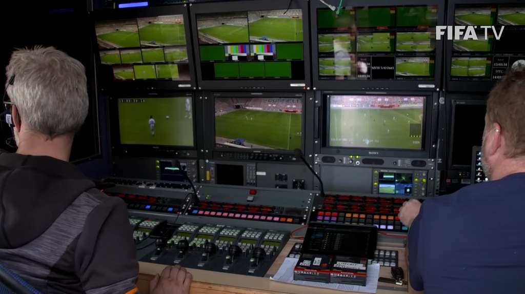 Les arbitres disposent désormais d'une vraie régie audiovisuelle pour juger les positions de hors-jeu © FIFA