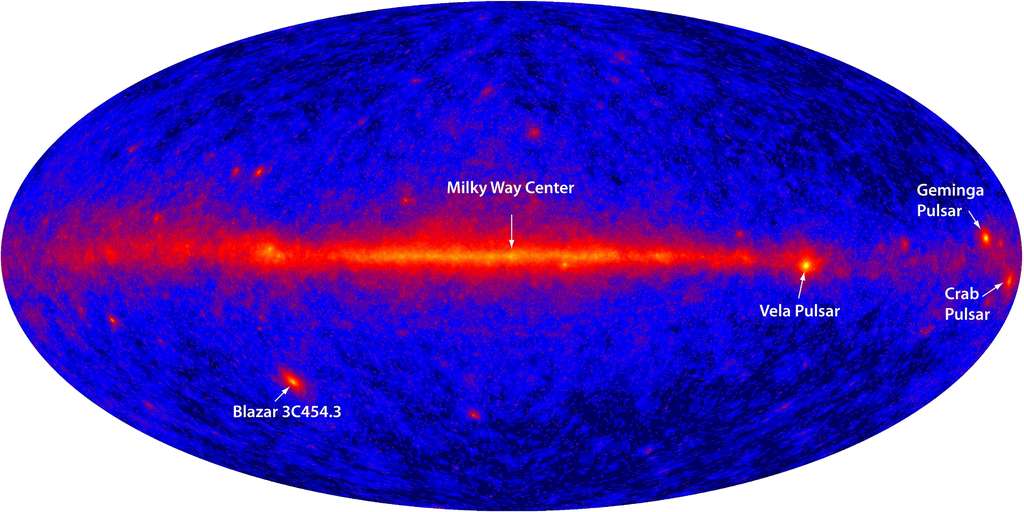 Une carte du ciel dans le domaine des rayons gamma obtenue par le satellite Fermi. Plusieurs sources sont indiquées, dont les pulsars du Crabe, Vela et Geminga. Le disque de la Voie lactée est bien visible par la tranche. © Nasa