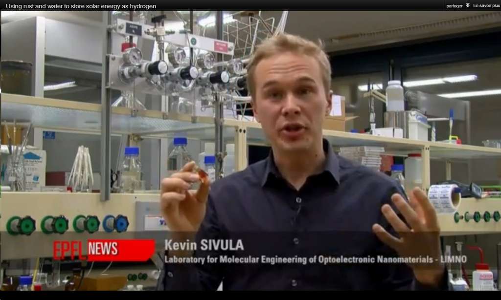 Des scientifiques suisses, dont Kevin Sivula, produisent de l'hydrogène à partir de l'énergie solaire, de l'eau et de la rouille. Un moyen écologique et peu onéreux de produire de l'énergie propre. © EPFL (capture d'écran de vidéo)