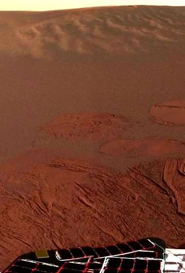 La première image transmise par le rover Opportunity le 25 janvier 2004, peu après son atterrissage dans Meridiani Planum. © Nasa, JPL