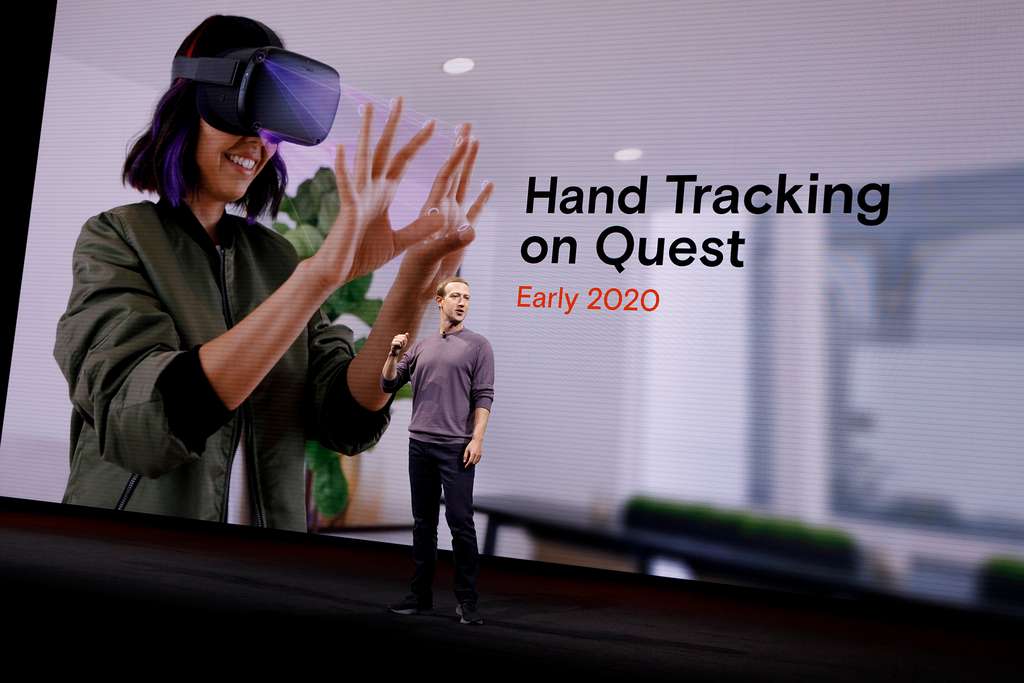 En 2014, Mark Zuckerberg, fondateur de Facebook a racheté la société Oculus, créatrice d’un casque de Réalité virtuelle. Dans cet événement de début 2020, Zuckerberg présente la dernière création d’alors. © Meta