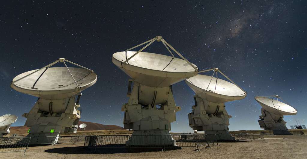 Pour étudier leur nuage de gaz, les chercheurs de l’Observatoire astronomique national du Japon ont exploité les capacités du Grand réseau d’antennes millimétrique/submillimétrique de l’Atacama (Alma) au Chili. © Alma (ESO, NAOJ, NRAO)