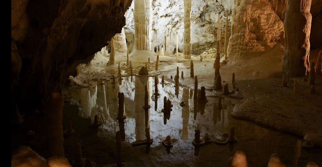 Stalactites et stalagmites d'une grotte en France. © Famhud, Pixabay, DP