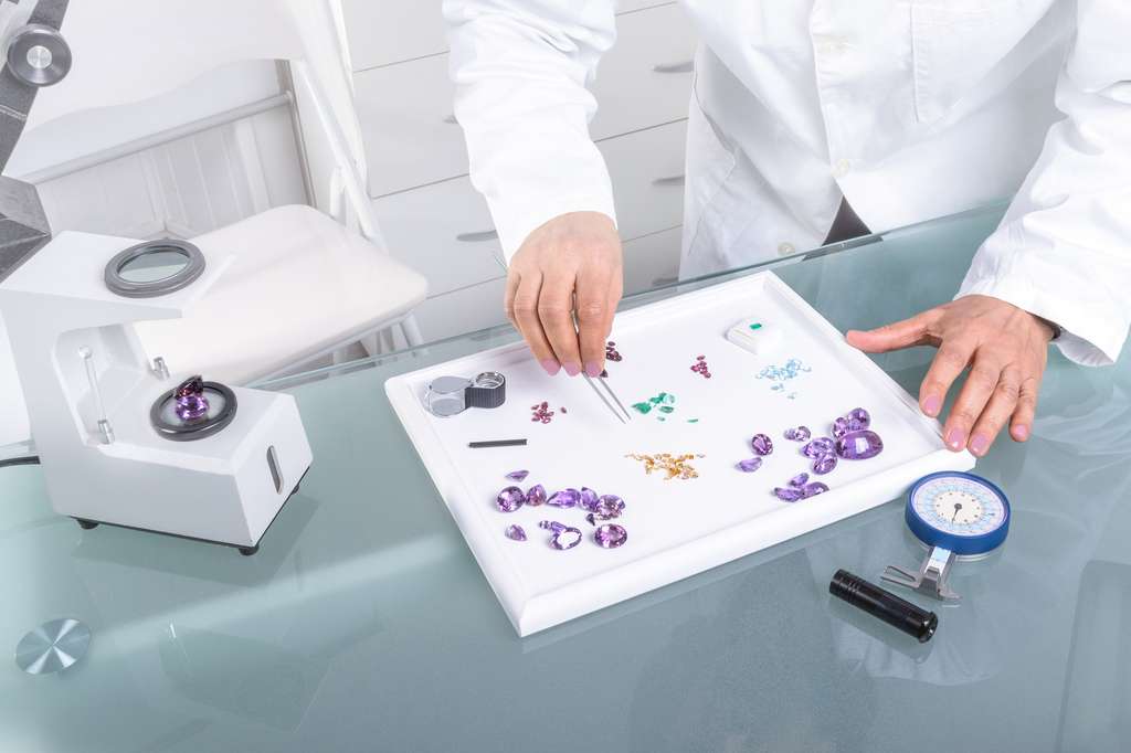 Dans son laboratoire, le gemmologue est en charge de l’expertise des gemmes afin de prouver leur authenticité et fixer leur valeur. © osmar01, Adobe Stock.