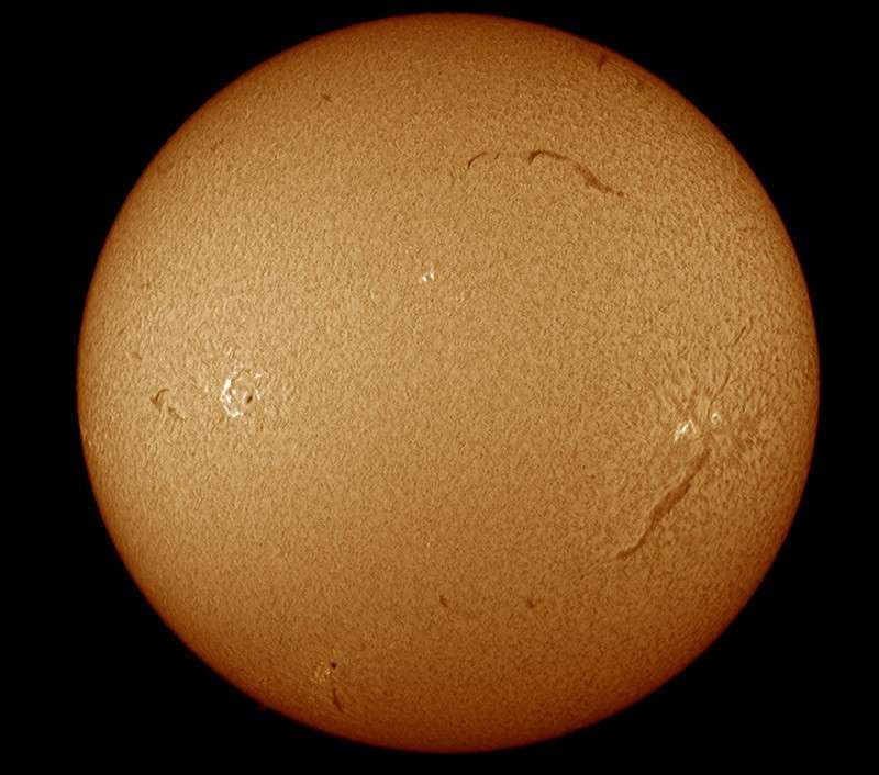 Image réalisée le 17 octobre, montrant plusieurs filaments sur le Soleil, dont le plus grand (en bas à droite du disque) est centré sur la tache (brillante) numéro 1112. © Mark Townley