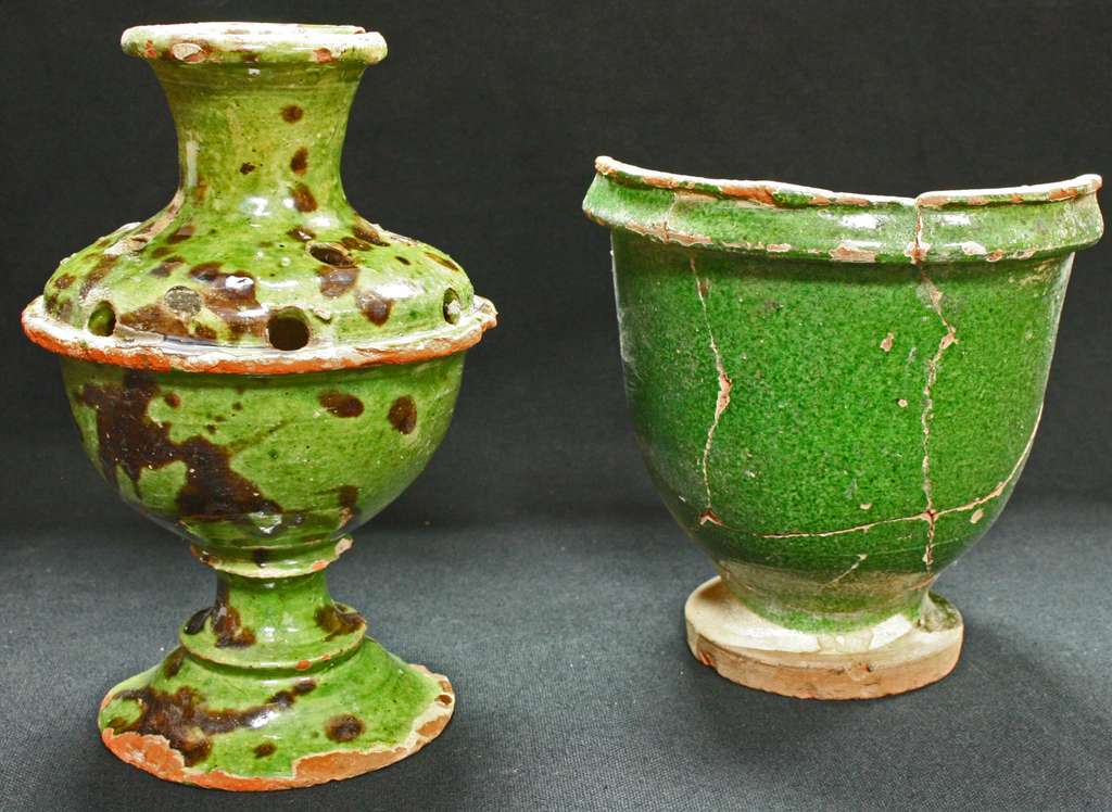 Décor végétal : un pique-fleurs (à gauche) et un pot à plantes (à droite) en céramique engobée glaçurée. © Inrap