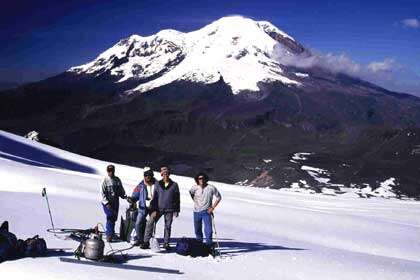 Travaux sur le glacier du Carihuayrazo en Equateur à 4900 m, avec vue sur le Chimborazo (6268 m) - Photo copyright - Tous droits de reproduction interdit.