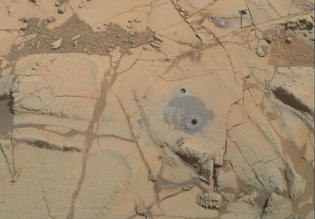 Cette image du 31 janvier 2015 montre le forage effectué pour un prélèvement par Curiosity dans une cible appelée « Mohave 2 ». Le site est l'affleurement de « Pahrump Hills », à la base du mont Sharp. © Nasa, JPL-Caltech, MSSS