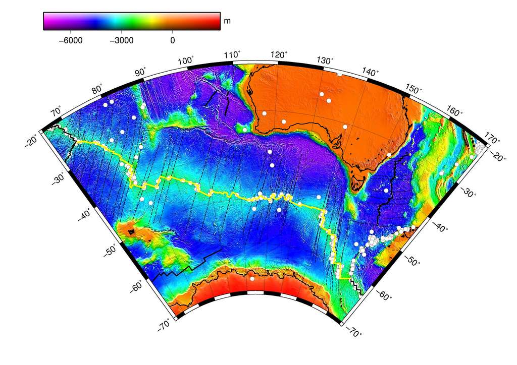 Tracé de la dorsale sud-est indienne en jaune, séparant les plaques australienne et antarctique. L’anomalie de profondeur au niveau de la dorsale associée à la Discordance Australie-Antarctique est visible entre 120° et 130°E. © Carte bathymétrique ETOPO2, NOAA, Wikipédia
