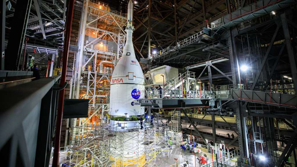 Le vaisseau Orion, bien attaché à la fusée lunaire SLS dans le VAB. © Nasa