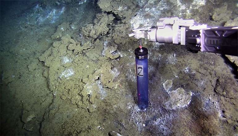Un bateau sous-marin prélève des échantillons d’une eau douce qui s’échappe des fonds marins. © Norcrust