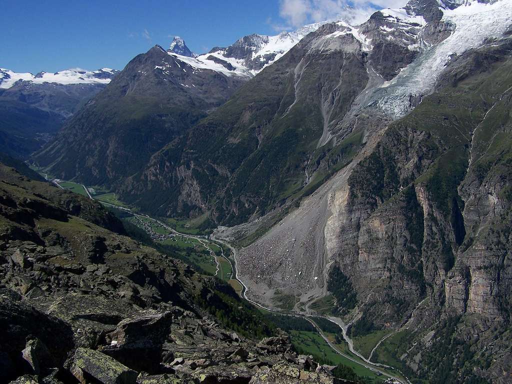 Exemple de cône alluvial associé à un glissement de terrain dans une vallée des Alpes. © Woudloper, Wikimedia Commons, domaine public