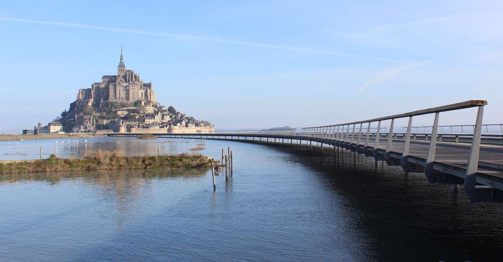 Le Mont-Saint-Michel et sa nouvelle jetée Le Mont-Saint-Michel et sa nouvelle jetée