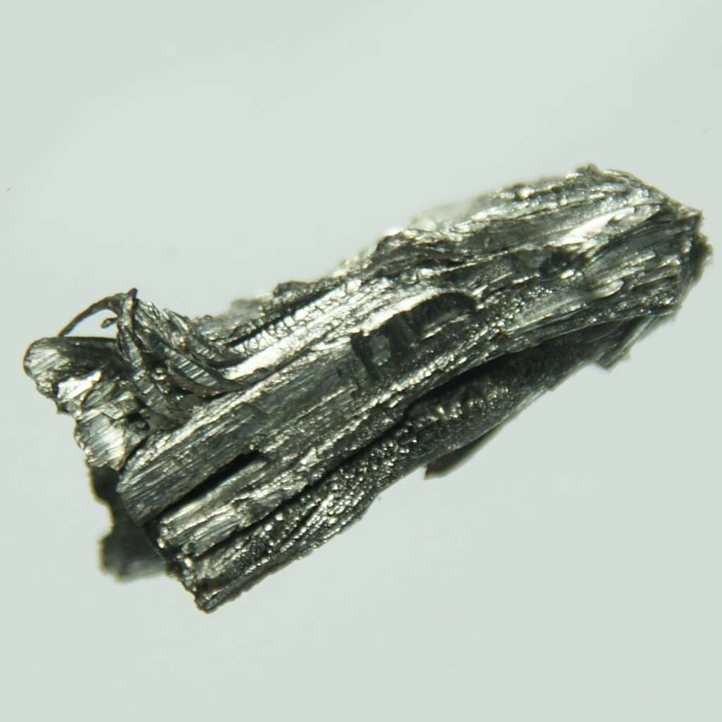 Le dysprosium est un métal peu connu, mais largement utilisé depuis quelque temps. Il fait partie des terres rares, comme l'ytterbium. © images-of-elements.com, cc by 3.0