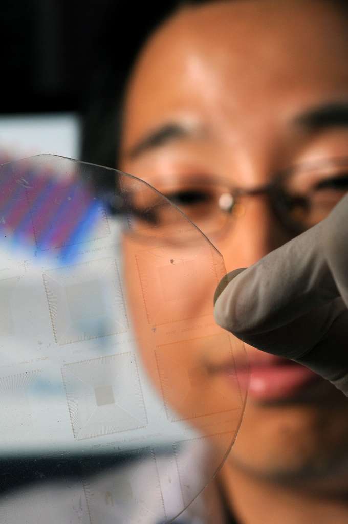 Wenzhuo Wu, l'un des chercheurs derrière cette peau artificielle sensible au toucher, examine le fruit de son travail, capable de traduire l'énergie mécanique en signal électrique. © Gary Meek, Georgia Tech Photo
