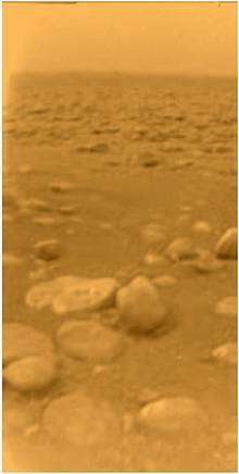 Vue du site d’atterrissage de Huygens. La sonde a atterri au milieu de galets de glace. Elle en a écrasé un au moment de son atterrissage, qui a fondu sous la chaleur résiduelle de la sonde. © Esa / Nasa/ JPL/ University of Arizona Vue du site d’atterrissage de Huygens. La sonde a atterri au milieu de galets de glace. Elle en a écrasé un au moment de son atterrissage, qui a fondu sous la chaleur résiduelle de la sonde. © Esa / Nasa/ JPL/ University of Arizona