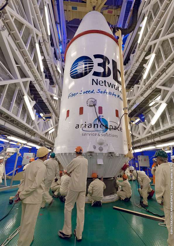La coiffe du lanceur qui protègera les quatre satellites lors de la traversée de l'atmosphère. Elle sera éjectée du lanceur 3 minutes et 29 secondes après le décollage. © ESA/Cnes/Arianespace/CSG