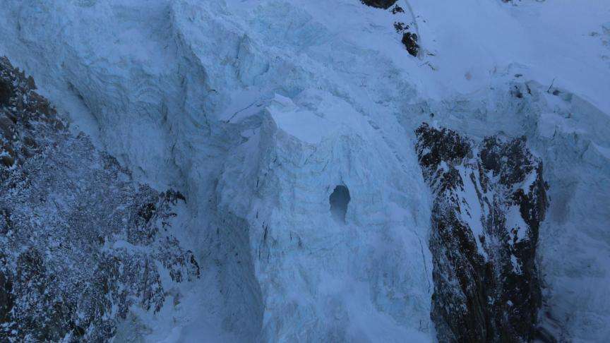 La mystérieuse grotte de glace, prise en photo sur le glacier des Bossons, a une forme circulaire plutôt étonnante. © Ludovic Ravanel