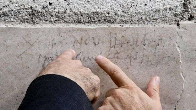 Graffiti découvert dans les ruines de Pompéi, faisant mention du mois d'octobre et suggérant que l'éruption n'aurait donc pas eu lieu le 24 août. © EPA