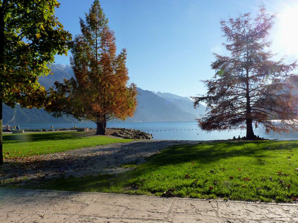 Le lac de Garde, au cœur des Alpes italiennes Le lac de Garde, au cœur des Alpes italiennes