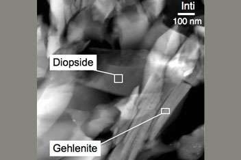 Figure 2.b. Inti et ses minéraux observés au microscope électronique en transmission. Crédit : University of Washington
