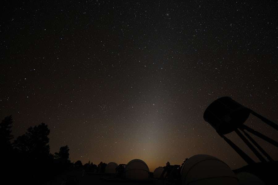 Vue sous le ciel pur du Nouveau-Mexique, la lumière zodiacale s'élève depuis l'horizon derrière lequel le Soleil s'est couché. Crédit Malcolm Park (North York Astronomical Association)