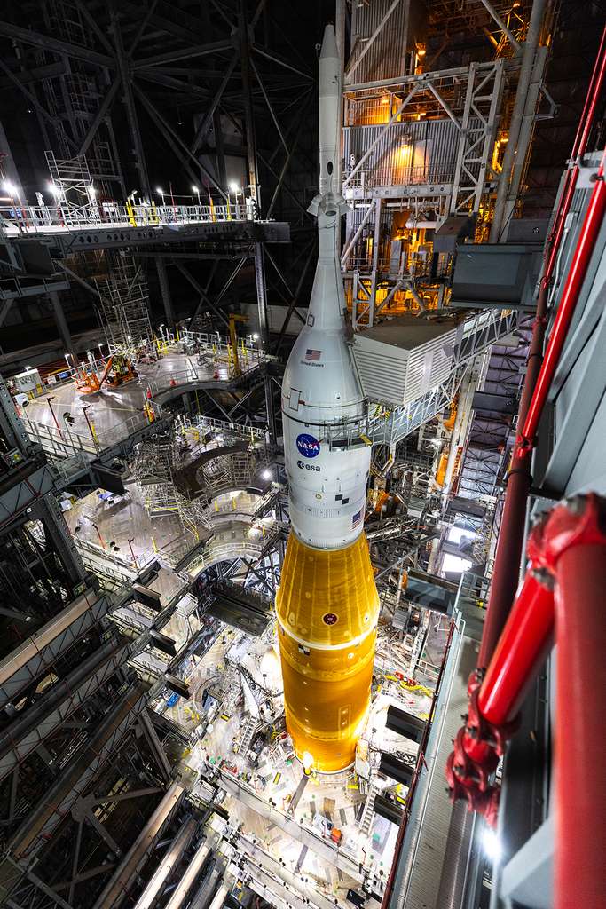Le lanceur SLS dans le VAB (Vehicle Assembly Building) et sa multitude de passerelles qui permettent d'accéder aux éléments du lanceur. © Nasa