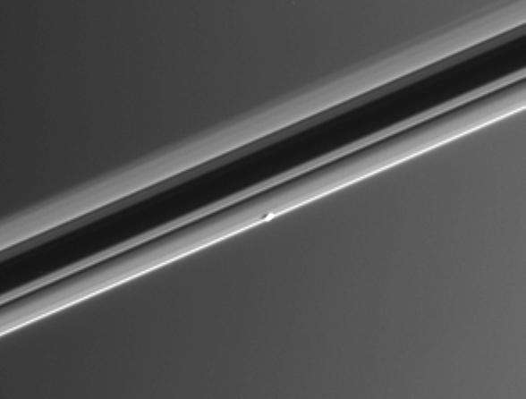 L'astéroïde Atlas plongé dans l'anneau de Saturne L'astéroïde Atlas plongé dans l'anneau de Saturne