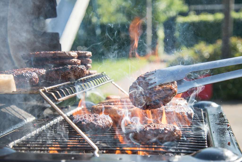 Les barbecues à grille à étage permettent de maintenir en température les aliments sans les griller. © Pixabay